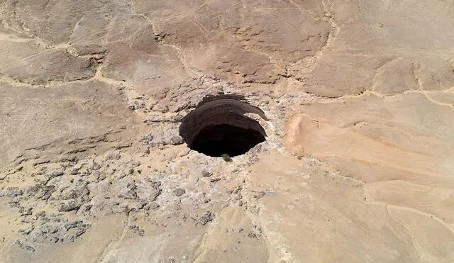 Vista aérea del "pozo del infierno", ubicado en el desierto de la provincia de Al-Mahra, Yemén. Foto: AFP