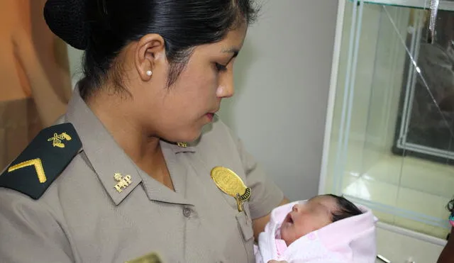 Ventanilla: Policía rescata a recién nacida abandonada en la calle