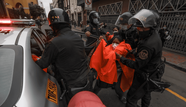 Trabajadoras de limpieza pública fueron detenidas durante protesta pacífica. Foto: Jorge Cerdán / La República