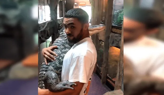 En YouTube, un joven no tuvo temor en cargar un enorme cocodrilo y para su buena suerte no sufrió un ataque.