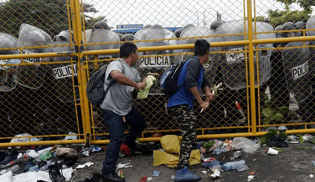 Migrantes rompen valla entre Guatemala y México y se enfrentan a la policía