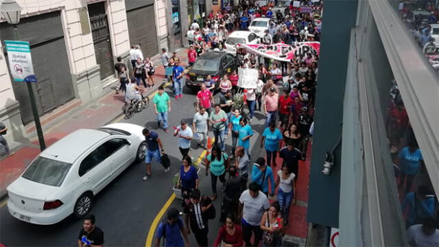 Congestión vehicular por protesta de comerciantes de Mesa Redonda