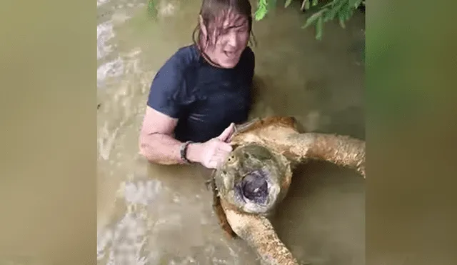 Facebook viral: joven queda impactado al ver extraño reptil que aparece en lago [VIDEO]