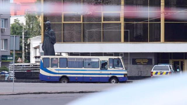 Un sujeto secuestra a 20 pasajeros en la ciudad de Lutsk, Ucrania. (Foto: EFE - Nikolay Martynyuk)