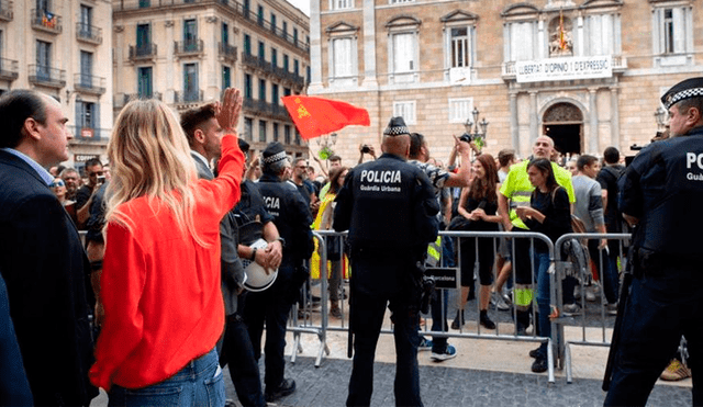 Cataluña: Parlamentaria española es insultada por huelguistas y esta les contesta
