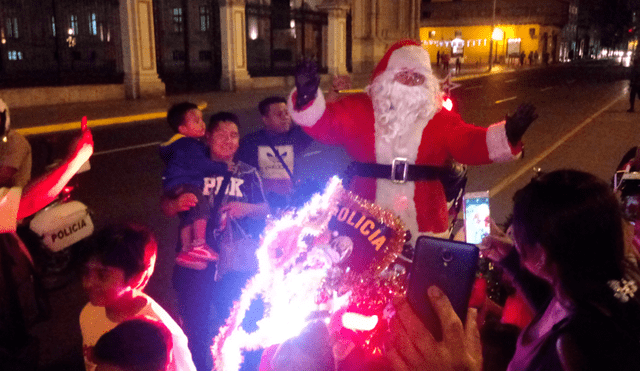 Vía Facebook: policía se viste de 'Papá Noel' y emociona a niños en la Plaza de Armas [VIDEO] 