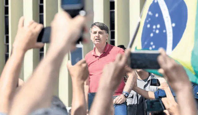 Desafía. Jair Bolsonaro rompió las medidas de cuarentena y acompañó en una multitudinaria marcha a sus simpatizantes. Foto: AFP