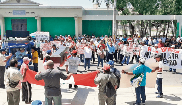 Protesta. Trabajadores se reunieron con fiscales.