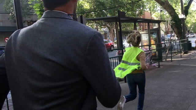 La alcaldesa salió corriendo para escapar de los periodistas.