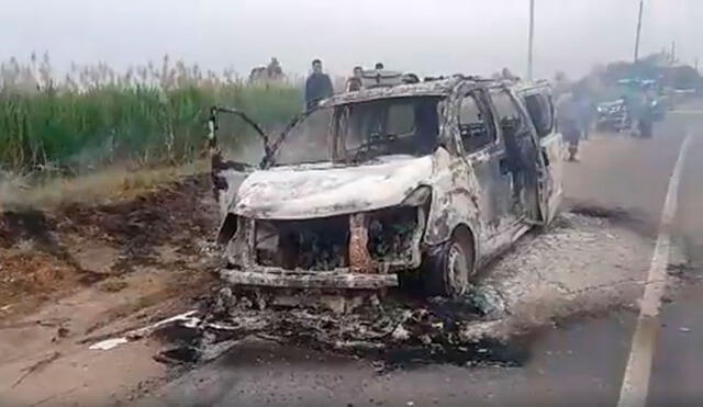 La Libertad: minivan se incendia en plena Panamericana Norte [VIDEO]