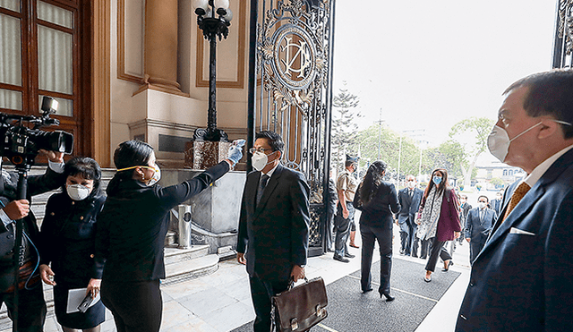 Control. Se midió la temperatura de los asistentes al Pleno. Foto: Congreso