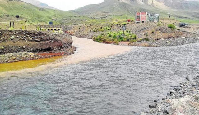 Pobladores cuestionan nula intervención del Gobierno ante la contaminación de la cuenca del río Llallimayo.