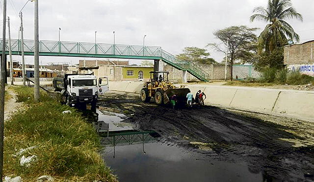 Obreros ediles retiran lodo y basura de contaminado canal Vía en Sullana