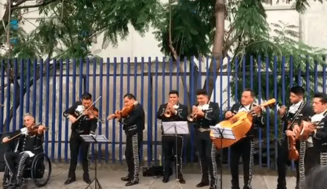 En Facebook, unos mariachis aprovecharon la visita de los hermanos Jonas a México, para tocar una de sus canciones.