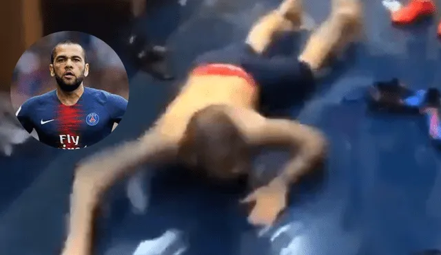 Dani Alves celebró título del PSG 'nadando' en los vestuarios [VIDEO]