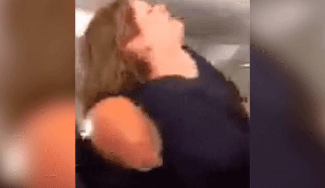 En YouTube, mujer grita ser “Dios” dentro de un avión y agentes la tiran al suelo [VIDEO]