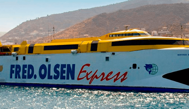 La embarcación de la compañía Fred Olsen sufrió un accidente dejando tres personas heridas.