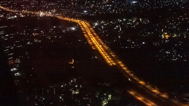 Una vista aérea muestra carreteras de Nairobi después de su primer día de toque de queda. Foto: AFP