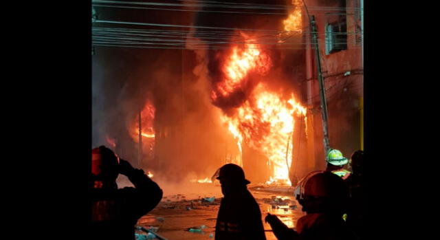 Las Malvinas: incendio consume galería Nicolini en el Cercado de Lima