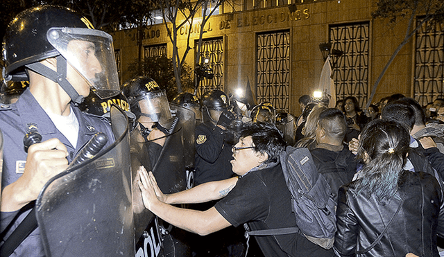Indignación. Ciudadanos trataron de llegar al local del TC, pero Policía les impidió avanzar. (Foto: Antonio Melgarejo)