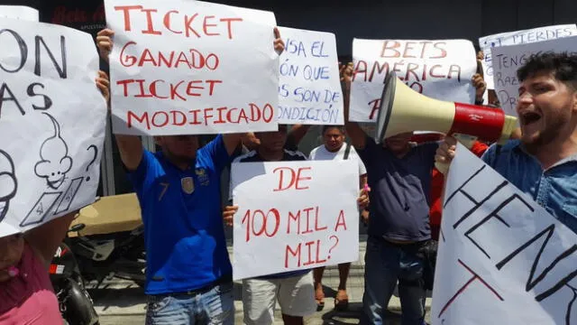 Ciudadanos exigen el pago de su premio. Foto: Iquitos al rojo vivo