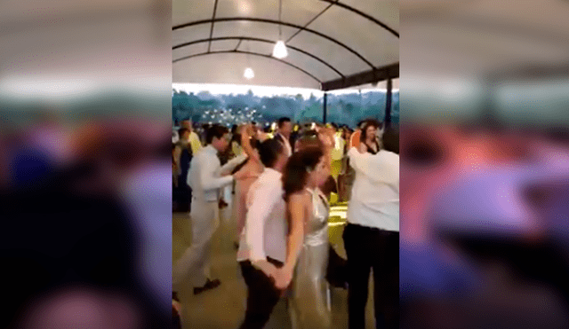 En Facebook, un grupo de invitados fueron captados cuando bailaron una salsa en plena fiesta de matrimonio.