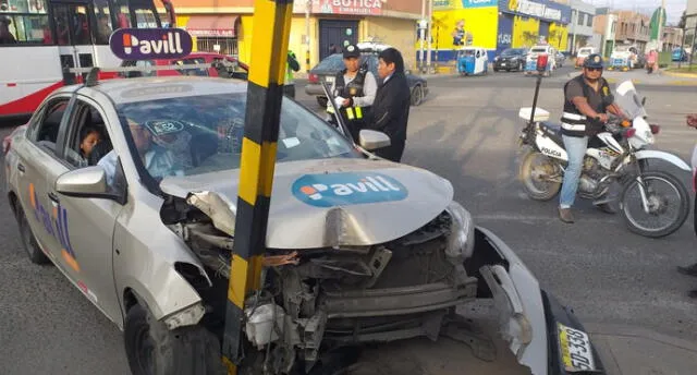 Taxi choca contra poste y deja tres personas heridas en Tacna.