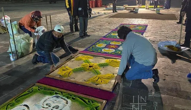 Artesanos de Huamantla y trabajadores de la Basílica de Guadalupe realizando tapetes y decoraciones para celebrar el aniversario de la Virgen de Guadalupe. Foto: INBGuadalupe / Twitter.