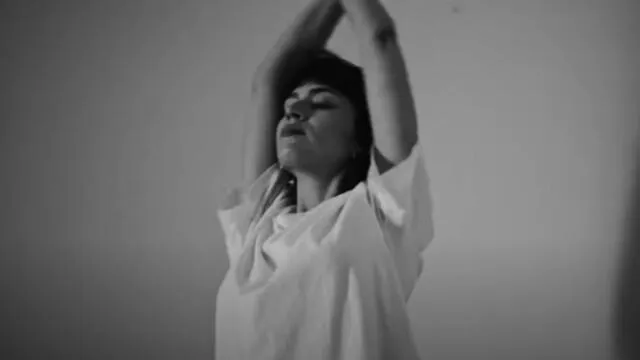 Este detalle permite a Úrsula Corberó lucir su talento para la actuación durante los 4 minutos que dura la canción. (Foto: Captura - "Un día")