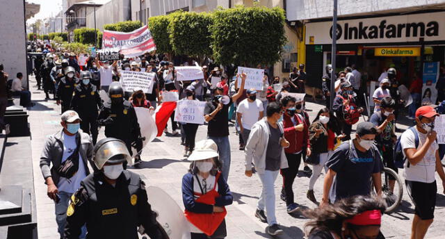 Ciudadanos iniciaron marcha en las calles del Centro Histórico.