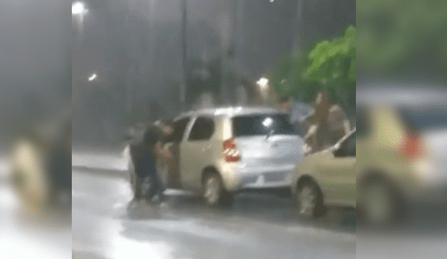 Video es viral en Facebook. Grupo de jóvenes fue corriendo a su vehículo para resguardarse de la lluvia, sin percatarse de un gracioso detalle que los dejó en ridículo