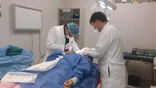 Huancayo: personal médico del hospital Carrión opera un tumor de 8 cm a joven estudiante