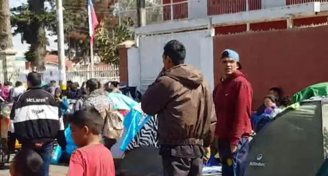 Titular: Venezolanos pernoctan a los exteriores del Gobierno Regional de Tacna