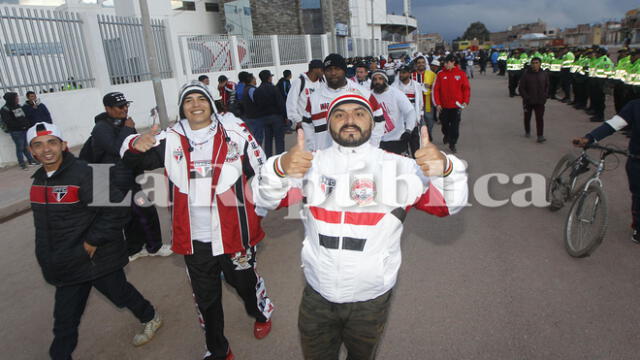 Cerca de mil hinchas del Sao Paulo arribaron a Juliaca.