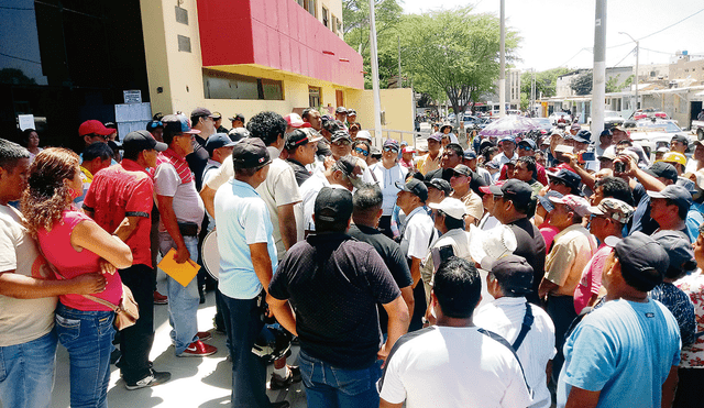 Protesta. Trabajadores exigen a municipio el pago de deudas.