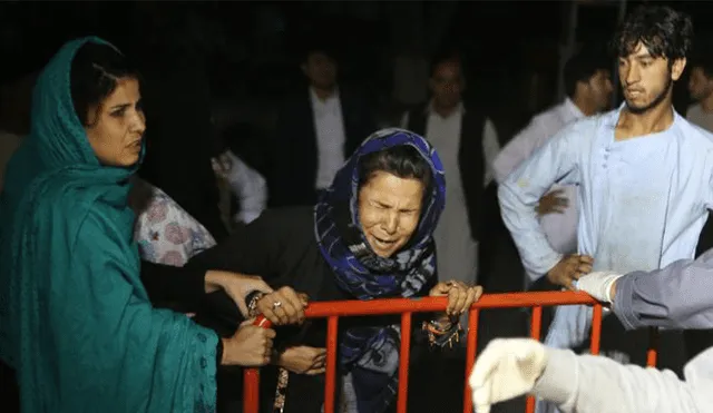 Una mujer llora en la puerta del hospital, después de la explosión en la ceremonia de boda en Kabul, Afganistán.