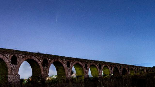 Fotografía tomada el 21 de julio de 2020, muestra una vista del cometa NEOWISE en el cielo sobre el acueducto de Skopje del siglo VI, en el norte de Macedonia. Foto: AFP.