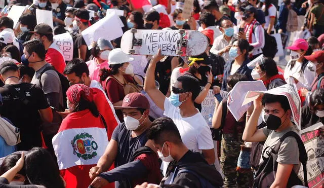 Ciudadanos se congregan en la plaza San Martín con carteles y banderas. Foto: Oswald Charca/La República