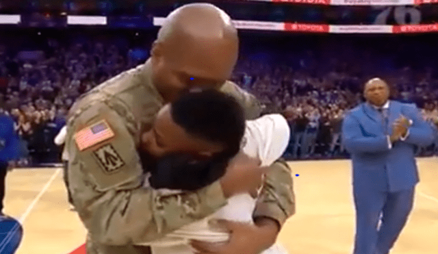 Padre militar regresa de la guerra y sorprende a su hijo en pleno juego de la NBA [VIDEO]