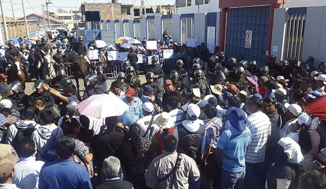 Manifestantes enfrentados por alza de arbitrios en Gregorio Albarracín