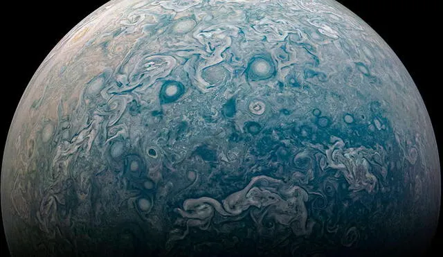 Imagen de Júpiter obtenida de los datos de la sonda Juno de la NASA.