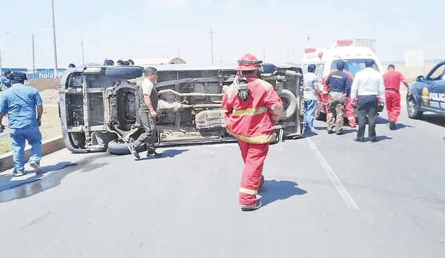 Incidente. La unidad policial quedó en medio de la pista.