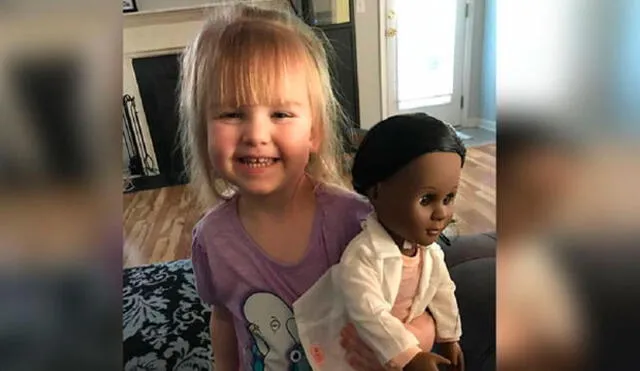 En Facebook niña deja mal parada a cajera que 'discriminó' a su muñeca de tez negra 