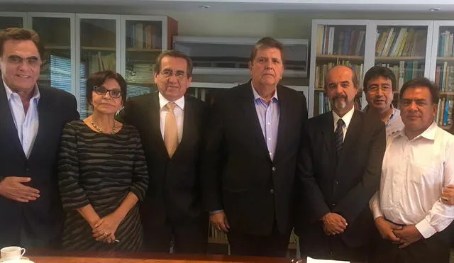 Alan García regresó al Perú y se reunió con representantes del APRA