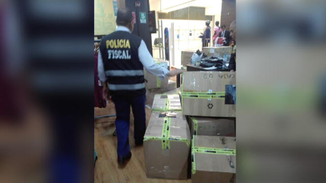 Material encontrado en 14 cajas será llevado a los almacenes de bienes incautados de Ministerio Público. (Foto: PNP)