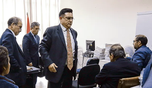 En juzgado. Miguel Arévalo deja la sala que despacha la magistrada Celia San Martín.