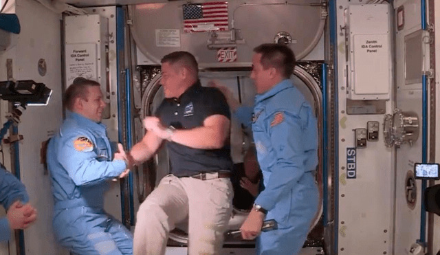 Bob Behnken y Doug Hurley llegan a la Estación Espacial Internacional a bordo de la cápsula Crew Dragon de SpaceX. Foto: Captura.