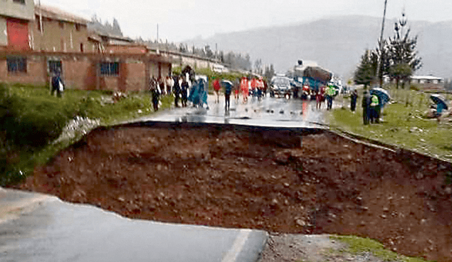 Colapsa carretera en Huaraz por intensas lluvias