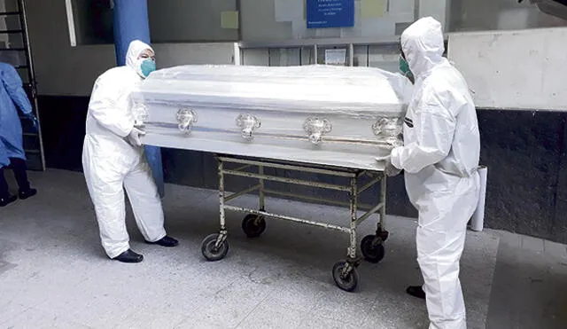 protección. Con trajes de bioseguridad, trabajadores de funeraria de Arequipa retiran cuerpo de fallecido común del hospital Honorio Delgado.