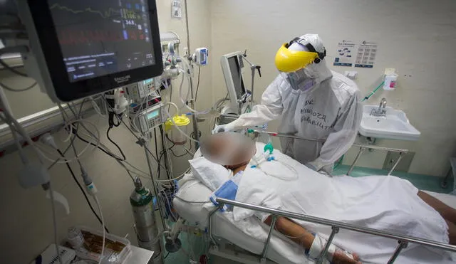Un médico revisa el estado de un paciente COVID-19 con ventilación mecánica en la UCI del Hospital de Emergencias Villa El Salvador. (Foto: Antonio Melgarejo / La República)